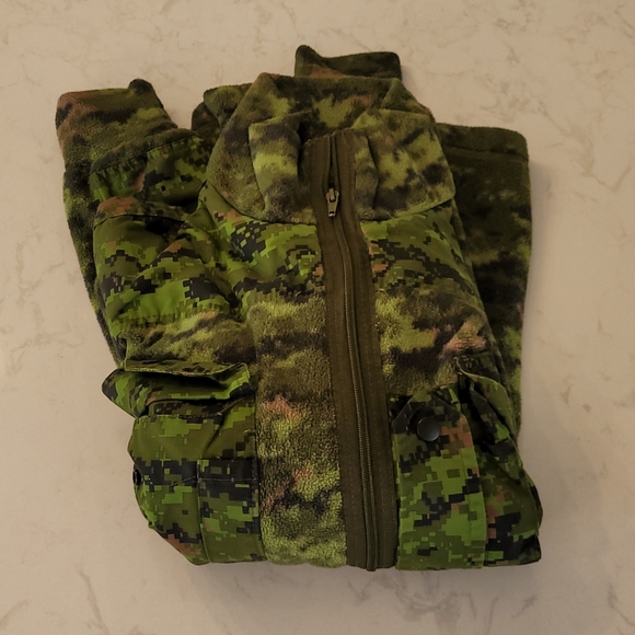 Genuine Canadian army Fleece top - Picture 1 of 2